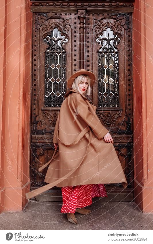 Blondine in rotem Kleid und Hut in der Stadt. Modisches Porträt eines blonden Models. Mädchen posiert vor der Kamera Frau jung Tourist schön Stil Italien