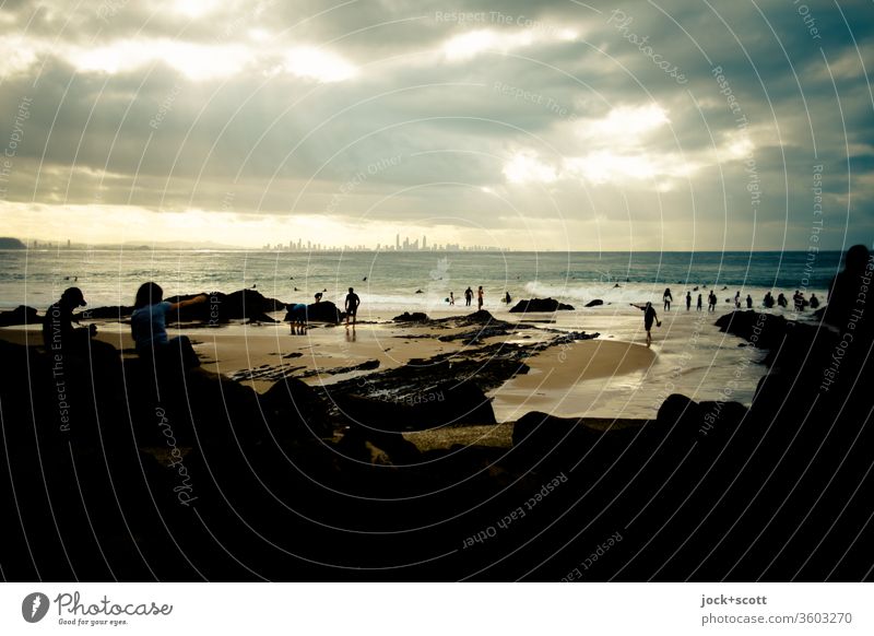 Am Ende des warmen Tages, blieb der ferne Ausblick auf diese aufstrebende Stadt Pazifik Küste Queensland Skyline Panorama (Aussicht) Horizont Silhouette Ferne