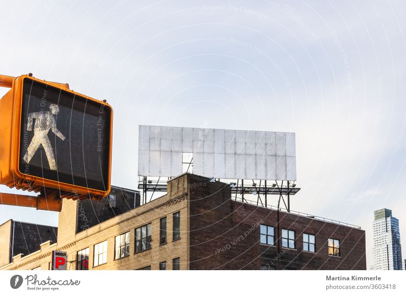 Fußgängerampel und leere Werbetafel auf einem Dach in New York City Architektur Ausgang Außen Büro Fenster Gebäude Glas Haus Himmel Himmelstür Industrie