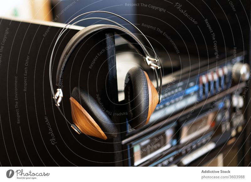 Kopfhörer auf einem Plattenspieler Aufzeichnen Audio Spieler Scheibe spielen Vinyl Plattenteller Musik Klang analog retro Atelier schwarz Gerät Hintergrund