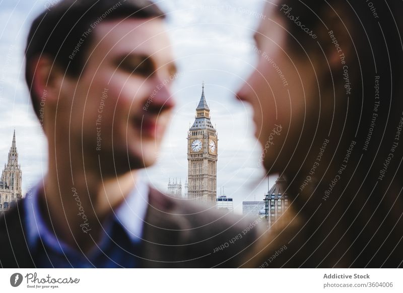 Verliebtes Paar beim Stadtbummel Big Ben Straße Partnerschaft Liebe schlendern Uhr Turm Zusammensein Großstadt London England vereinigtes königreich Lächeln