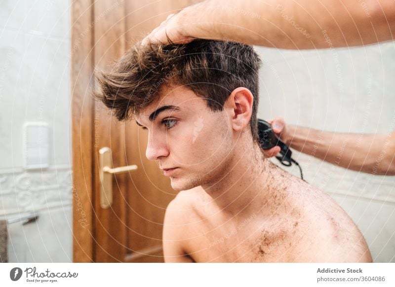 Pflanzenfriseur beim Haareschneiden für Männer Trimmer Haarschnitt Bad geschnitten entgittern Friseur Pflege Zusammensein Zeitgenosse modern Werkzeug Hygiene
