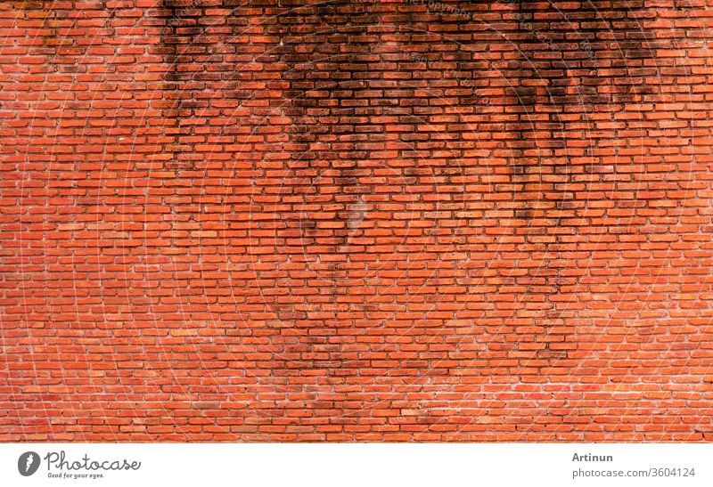 Orangefarbener Backstein-Wandtextur-Hintergrund. Hintergrund für Text. Konzept der Außenarchitektur. Abstrakter Hintergrund einer schmutzigen orangefarbenen Ziegelwand. Hintergrund für Konstruktion.