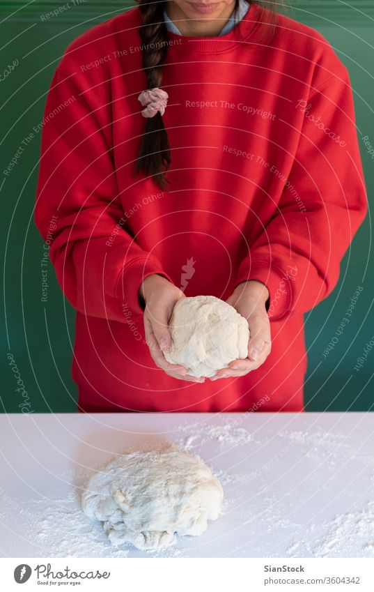 Frau bereitet zu Hause handgemachten Teig für Brot, hausgemachtes Kochen vor. Teigwaren handgefertigt Hände Essen zubereiten weiß Person Pulver Pasteten Spätzle