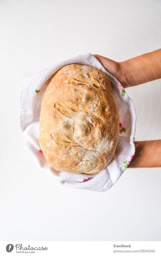 Frauenhände halten frisch gebackenes Brot, Draufsicht heimwärts Küche Halt Essen zubereiten essen Hand Gesundheit Handtuch Hintergrund Lebensmittel braun Bäcker