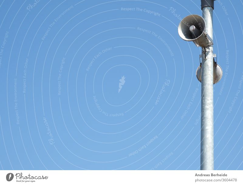 Lautsprecher auf einem Laternenmast vor einem blauen Sommerhimmel Ausstrahlung Stahl Mitteilung urban laut Sirene Straßenlaterne Sicherheit Ermahnung Klang Raum