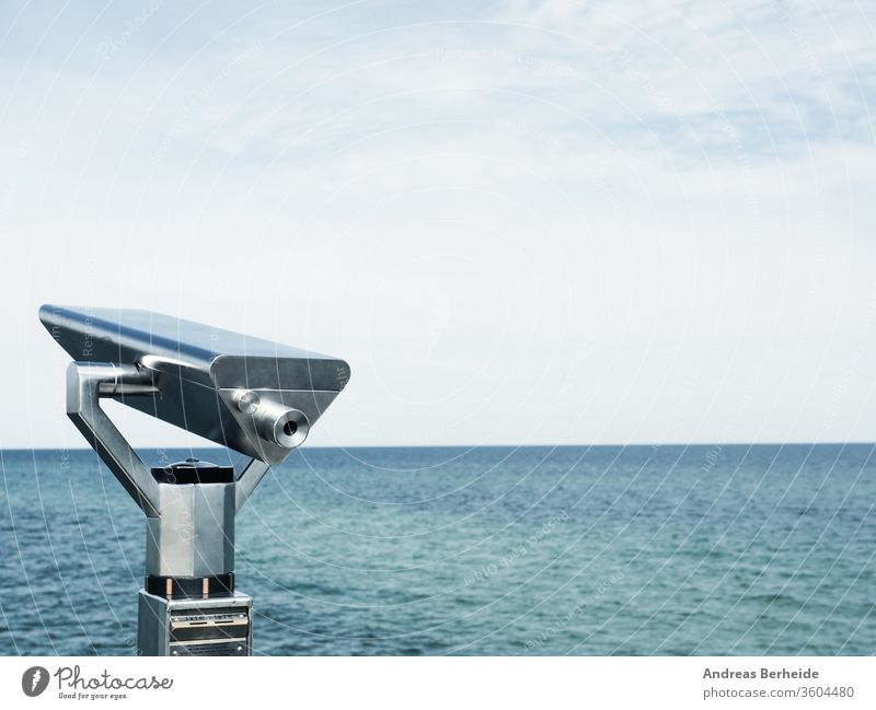 Fernglas auf einer Mole, Konzept für Weitsicht oder Blick in die Zukunft Sehvermögen Pier Großstadt Hintergrund Europäer Ufer Business berühmt Skyline Teleskop