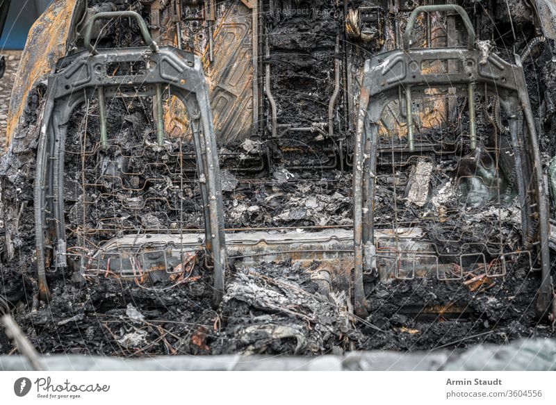 der Rahmen von zwei Autositzen eines ausgebrannten Autos Unfall attackieren Hintergrund Berlin Brand gebrochen Brandwunde verbrannt brennend PKW Großstadt