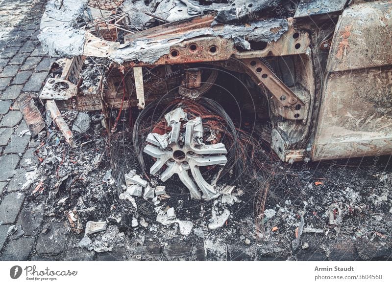 Detail eines völlig ausgebrannten Autos, Berlin Deutschland PKW Unfall verbrannt attackieren Zerstörung Hintergrund Brand gebrochen Brandwunde brennend