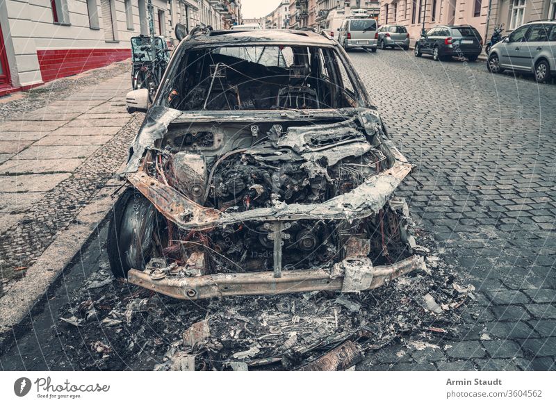 ausgebranntes auto in den strassen berlins Unfall attackieren Hintergrund Berlin Brand gebrochen Brandwunde verbrannt brennend PKW Großstadt Verbrechen Schaden