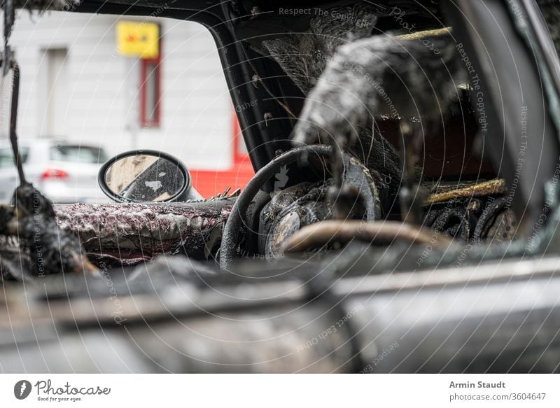geschmolzenes Lenkrad eines ausgebrannten Autos Unfall attackieren Hintergrund Berlin Brand gebrochen Brandwunde verbrannt brennend PKW Großstadt Verbrechen