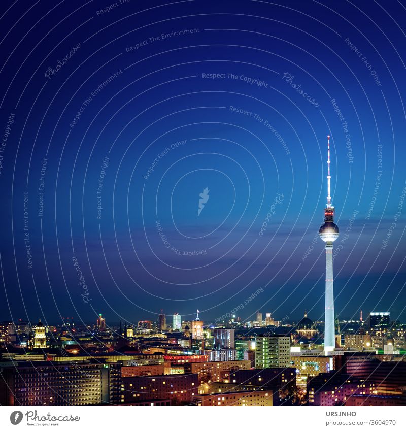 blauer Nachthimmel über der leuchtenden Stadt Turm Berlin Fernsehturm Nachtaufnahme Lichter Außenaufnahme Totale Häuser Gebäude Wahrzeichen Berliner Fernsehturm