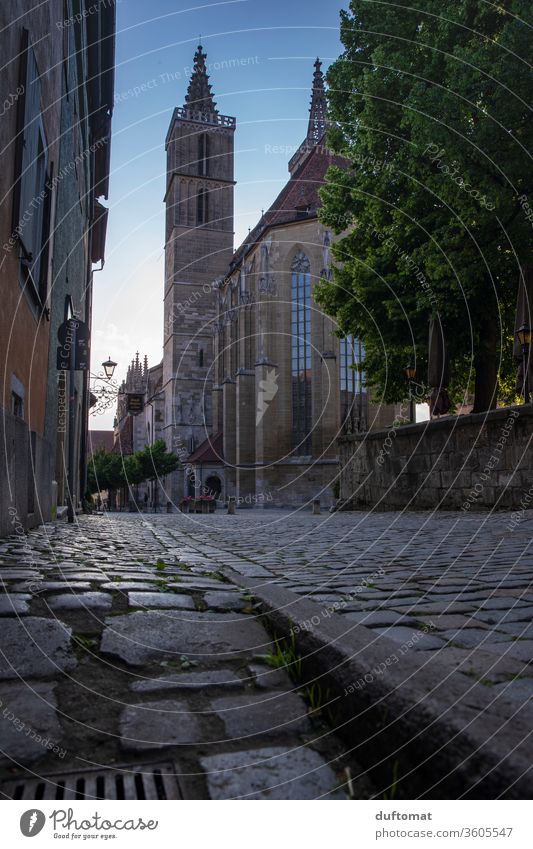 Rothenburg ob der Tauber, Froschperspektive der St. Jakosbkirche ruhig Idylle Fachwerk romantisch Städtchen idylisch leer Kirche draussen natürlich