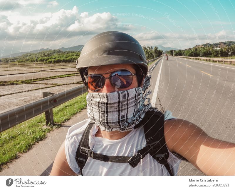 Ein Tourist hält während einer Motorradreise in Vietnam für einen Selfie an Autoreise Motorrad-Reise Tourismus Reisender Fernweh Abenteuer Reise-Lifestyle