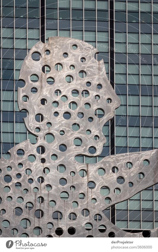 Molecule Man mit Hochhaus #berlinerwasser Berlin_Aufnahmen_2019 Wasserbetriebe Berlin Wasserwerk_Beelitzhof derProjektor dieprojektoren farys joerg farys ngo