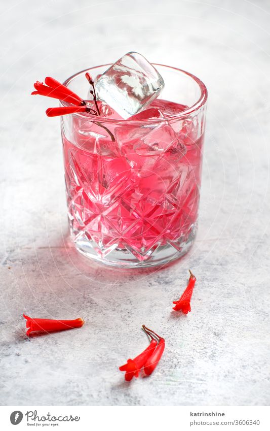 Rosa Cocktail in einem mit rosa Blumen dekorierten Glas Kirsche weltoffen Mocktail antialkoholiker trinken Alkohol Sommer erfrischend Party glänzend Getränk