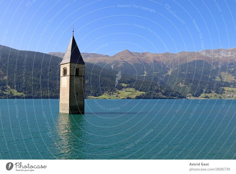 Der versunkene Kirchturm im Reschensee in Südtirol (Italien) kirche reschensee kirchturm wasser italien südtirol emporragen europa landschaft berg alpen himmel
