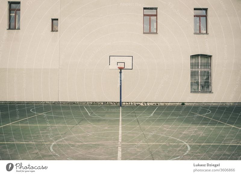 Städtischer Basketballplatz ohne Menschen architektonisch Architektur Asphalt Leichtathletik Hintergrund Korb Holzplatte Baustein Gebäude Herausforderung