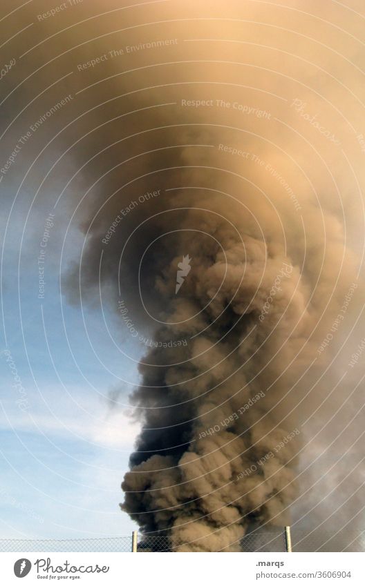 Rauchschwaden Panik Angst Umweltverschmutzung Klimawandel vergiften Himmel brennen Notfall Abgas Feuer Brand Alarm Rauchschaden Katastrophe
