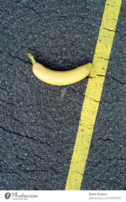 Banane + Linie Gelb, Rest Schwarz - Banana Explores Bochum KB Obst schwarz gelb Risse Oberfläche Analogfoto analog Farbfoto Lebensmittel menschenleer Diagonale