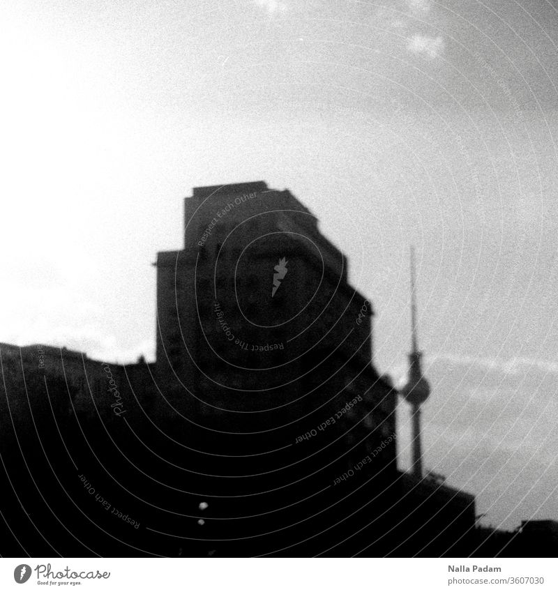 Blick vom Straußberger Platz auf Berliner Fernsehturm und Haus des Kindes Analogfoto analog Schwarzweißfoto menschenleer Hauptstadt Außenaufnahme Stadt LoFi