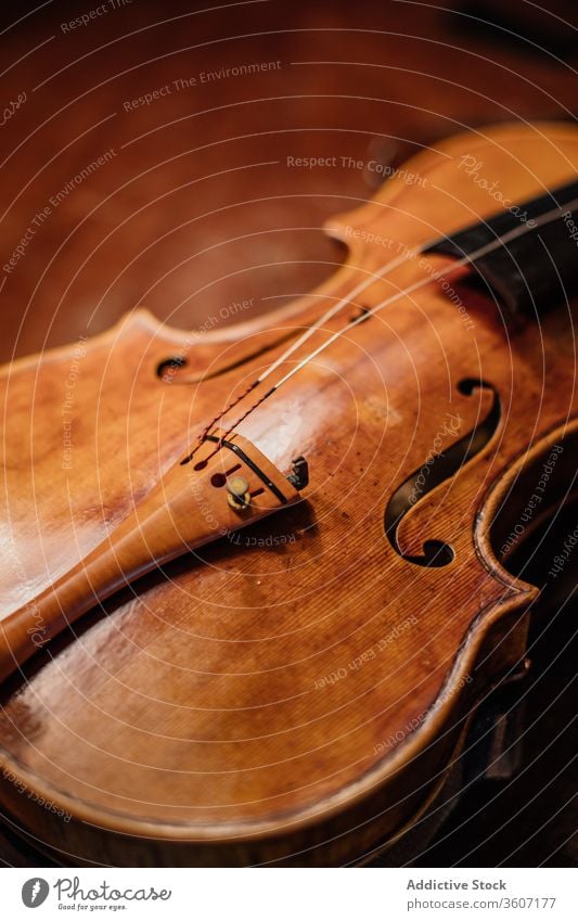 Handgefertigte Geige in der Werkstatt Schnur Klang Kunsthandwerker einstellen Resonanzboden Fähigkeit akustisch Prozess professionell handgefertigt Arbeitsplatz