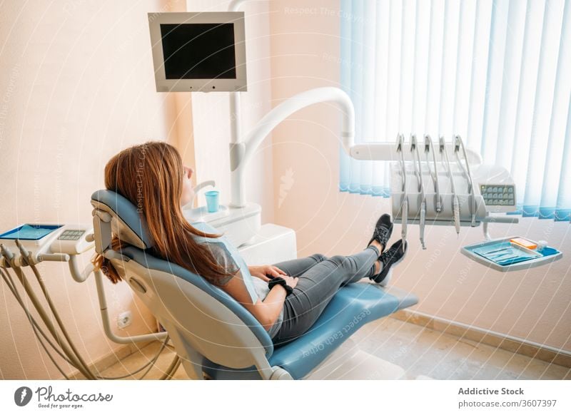 Patient auf dem Zahnarzttisch geduldig Stuhl Behandlung Medizin Dentalwerkzeug Klinik vorsichtig mündlich dental Hygiene Zahnmedizin Gerät professionell Scanner
