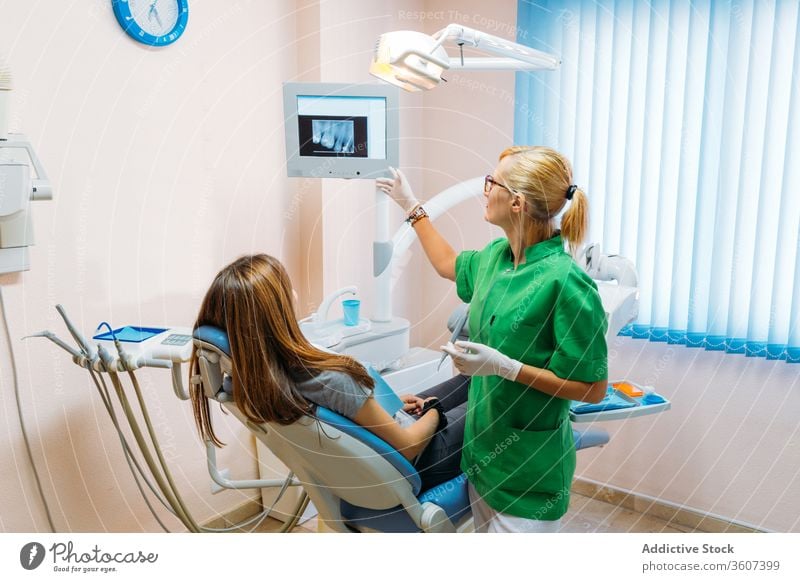 Älterer professioneller Zahnarzt zeigt dem Patienten Röntgenstrahlen geduldig Röntgenbild Büro Krankenhaus Zähne besuchen Arzt Klinik konsultieren Stomatologie