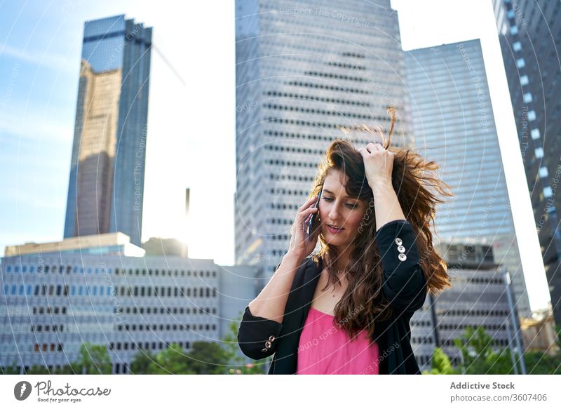 Erwachsene Frau mit Smartphone in der Stadt Geschäftsfrau reden Großstadt Inhalt elegant sprechen Wolkenkratzer Business benutzend Zentrum Jacke Arbeit