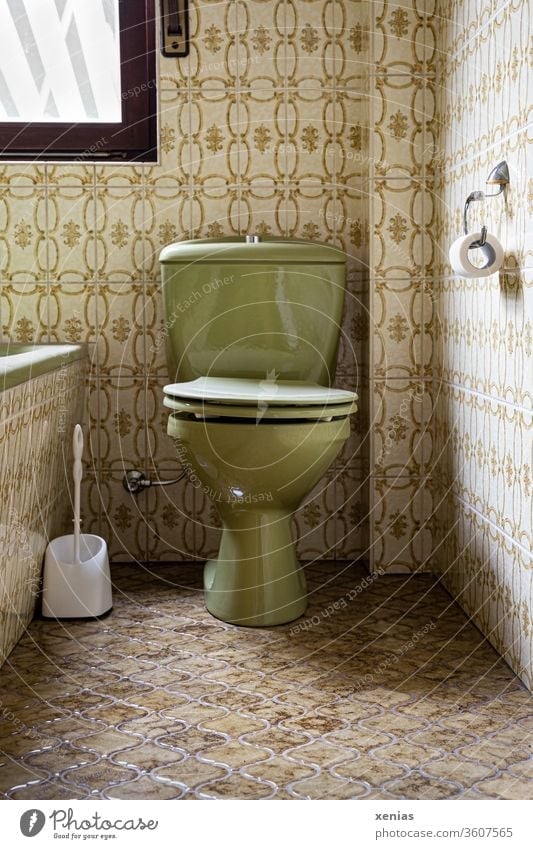 alt / Grüne Toilette zwischen dezent farblich angepassten Fliesen in Retro-Look WC retro grün Badezimmer Klo Kachel Klobürste Badewanne früher 00 damals