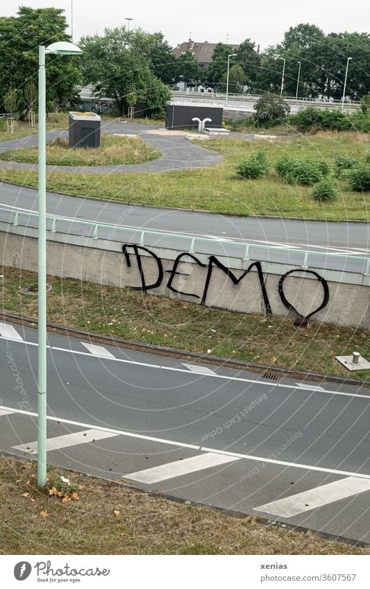Demo - Grafitti zwischen Straßen mit Laternen an einer Mauer grafitti Grünfläche demonstration Gesellschaft (Soziologie) Zukunftsangst vandalismus Wörter
