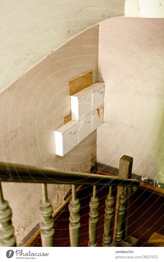Briefkasten im Treppenhaus briefkasten post urban postkasten treppenhaus geländer treppengeländer ecke nische zustellung berlin leben mitte schöneberg stadt