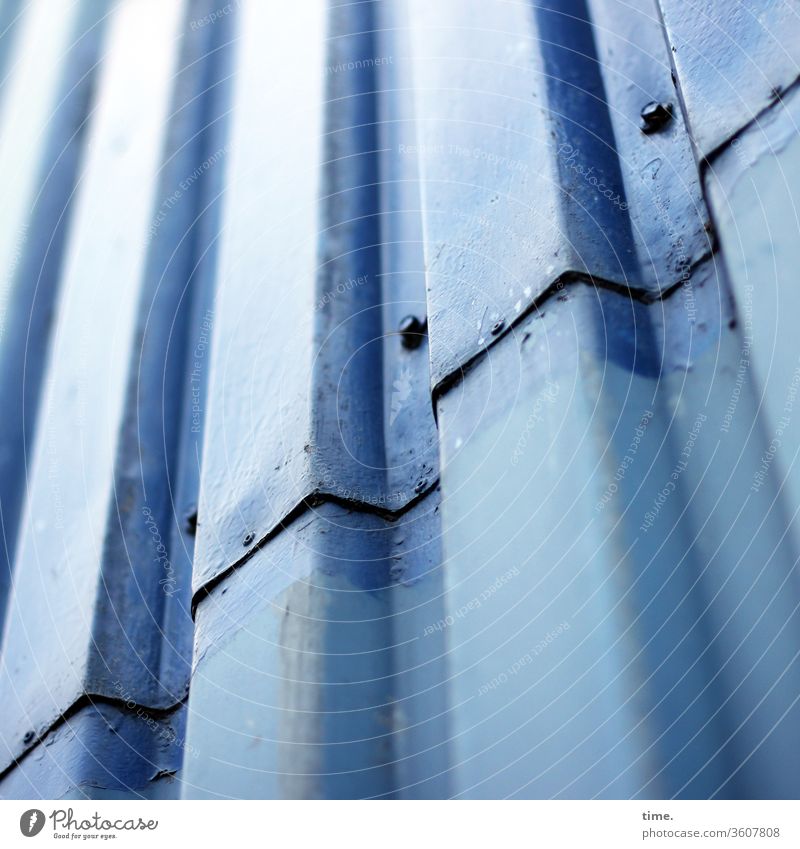 Schraubverschluss container metall linien trashig rätsel inspiration blau delle flecken beule gebraucht benutzt verlebt schraube überlappen diagonal perspektive
