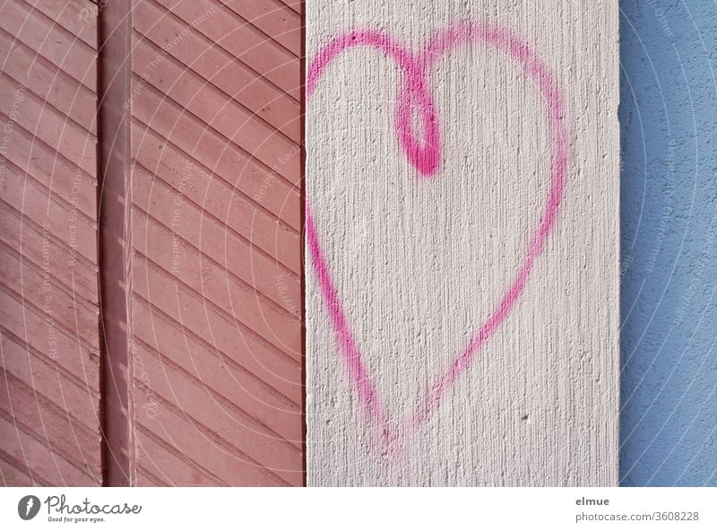 *800* I pinkfarbenes Herz, gemalt auf einer Wand zwischen anderen, farbigen Holz- und Putzstrukturen Fassade Struktur Liebe Geometrie Farbe Haus