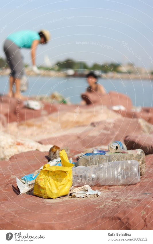 Von Freiwilligen bei einer Strandsäuberung gesammelter Müllhaufen Arbeit & Erwerbstätigkeit Mensch Frau Erwachsene Umwelt Sand Kunststoff dreckig Reinigen