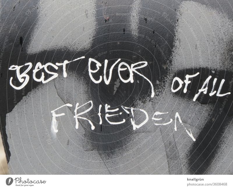 Weißes Graffiti „Best ever of all“ und „Frieden“ auf grau-schwarzer Wand Superlativ bestens unübertroffen allerbestens Tag Farbfoto Außenaufnahme Mauer
