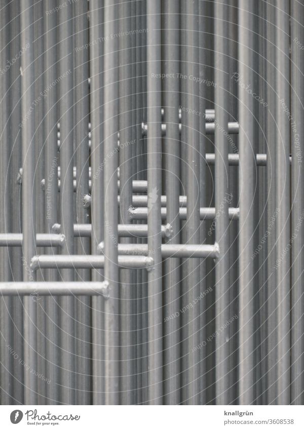 Nahaufnahme von mehreren hintereinander stehenden Absperrgittern Barriere Sicherheit Schutz Außenaufnahme Zaun Metall Gitter Grenze Strukturen & Formen Linie