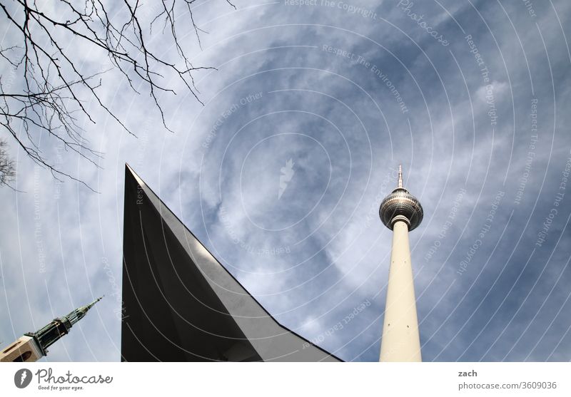 Fernsehturm und Turm der Marienkirche in Berlin Berlin-Mitte Hauptstadt Stadtzentrum Berliner Fernsehturm Wahrzeichen Alexanderplatz Sehenswürdigkeit