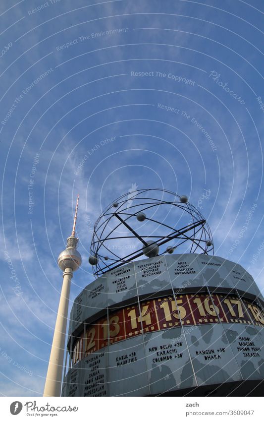 Weltzeituhr und Fernsehturm in Berlin am Alexanderplatz Stadt Textfreiraum oben hoch Stadtzentrum Berlin-Mitte Froschperspektive Außenaufnahme Himmel blau
