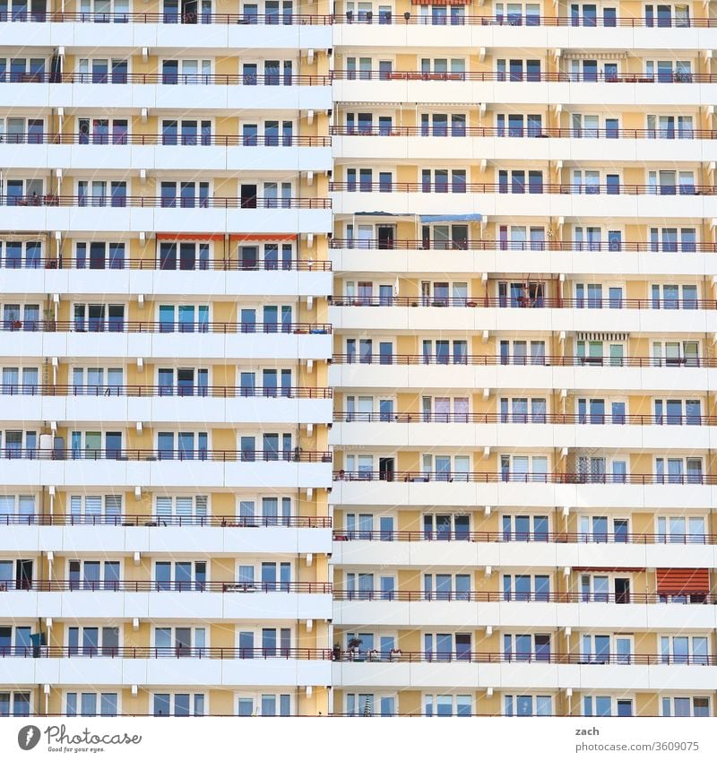 Ansicht einer Fassade eines Berliner Hochhauses mit Balkonen und Fenstern Einsamkeit Beton Häusliches Leben Neubau DDR Marzahn Marzahn-Hellersdorf