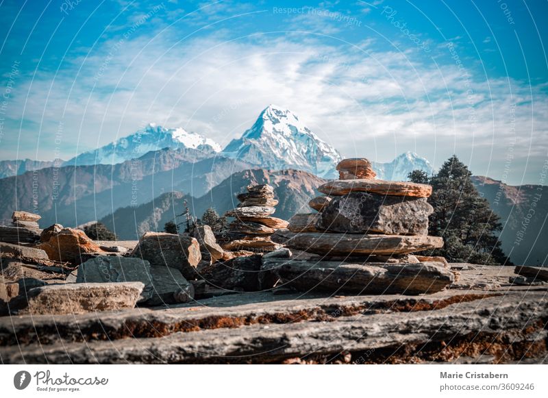 Cairn-Felsformation entlang des Weges zum Annapurna-Basislager im Ghorepani-Poon-Hügel in Nepal trek nach annapurna annapurna-Basislager reiseziel nepal