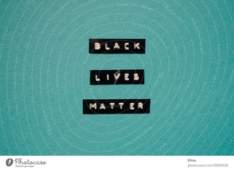 Schriftzug Black Lives Matter auf türkisem Hintergrund Solidarität Politik & Staat Menschlichkeit Rassismus Demonstration Gerechtigkeit protestieren