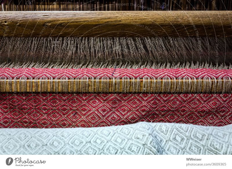 Ein Tuch entsteht in einem Webstuhl Weberei Stoff Fäden Handwerk Textil Muster Farben Folklore Material Gewebe Handarbeit handgewebt traditionell Tradition