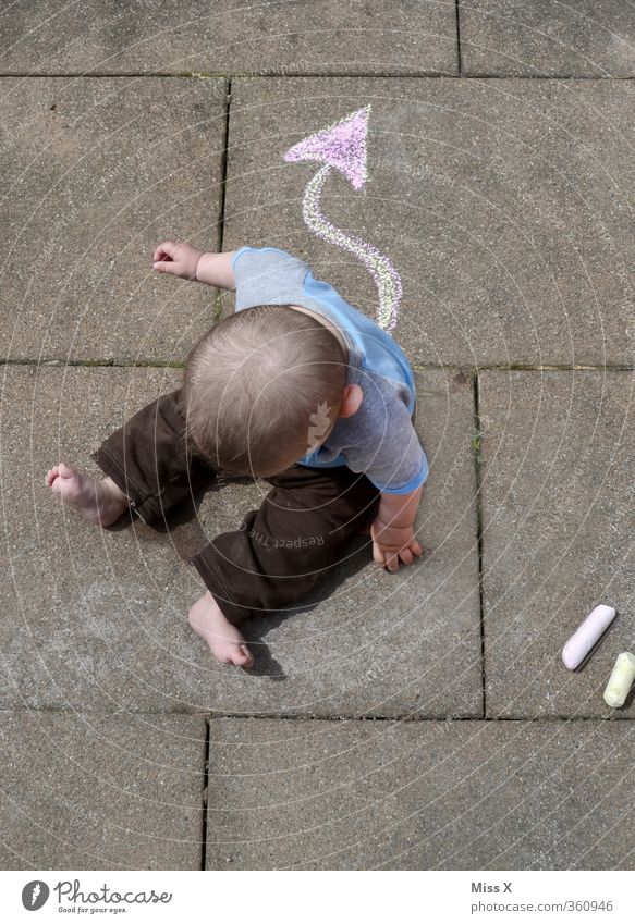 Teufelchen Spielen Mensch Baby Kleinkind 1 0-12 Monate 1-3 Jahre sitzen lustig Gefühle gereizt Feindseligkeit Dreizack Straßenmalkreide Kreide Strassenmalerei