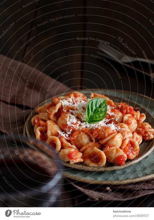 Süditalienische Pasta-Orecchiette mit Tomatensauce und Cacioricotta-Käse Spätzle Italienisch Apulien Saucen sugo abschließen dunkel braun Textfreiraum hölzern