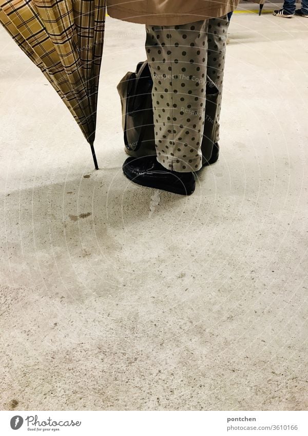 Mustermix- Punkte und Karos. Unterkörper einer älteren Frau mit Regenschirm. Mode, Stil. regenschirm hose gepunktet kariert bingham muster unterkörper beine