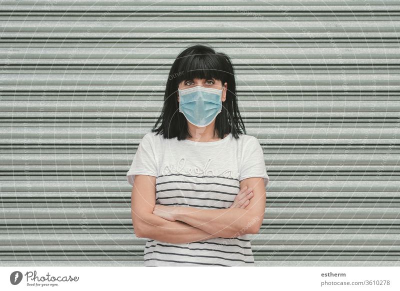 Frau mit medizinischer Maske gegen Coronavirus auf der Straße Junge Frau covid-19 Virus Sommer Seuche Pandemie Quarantäne medizinische Maske cool Spaziergang