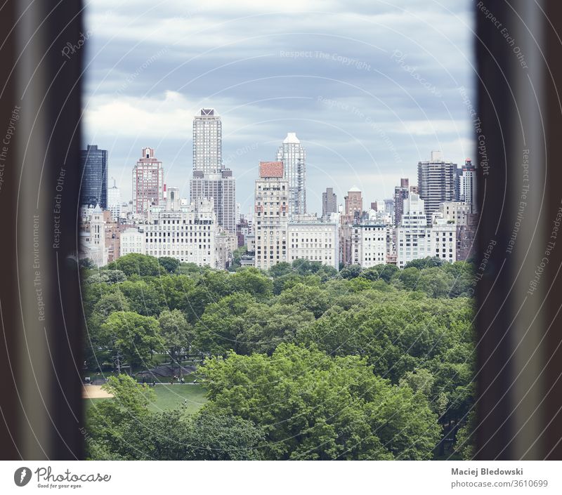 Central Park und Manhattan Upper East Side durch ein Fenster gesehen, New York. New York State Großstadt USA Architektur urban getönt gefiltert Gebäude retro
