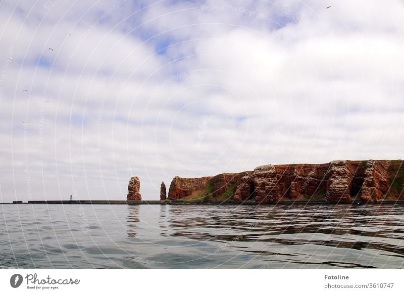 Helgoland voraus! - oder Das Wahrzeichen von Helgoland, die lange Anna, und der Vogelfelsen vom Meer aus fotografiert. Nordsee Außenaufnahme Farbfoto