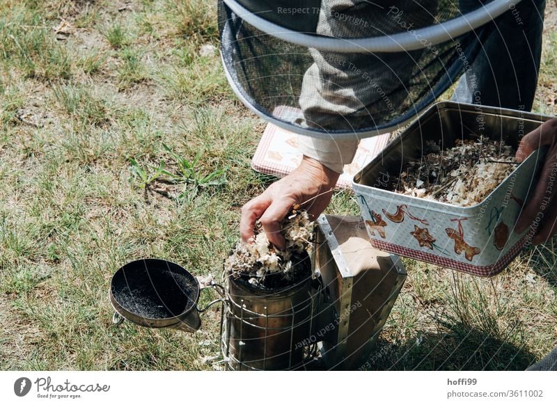 Imker bereitet einen Smoker vor Imkerei imkern Honig Honigproduktion ökologischer landbau Honigbiene Lebensmittel Gesundheit Sommer Bienenkorb Bienenstock Natur